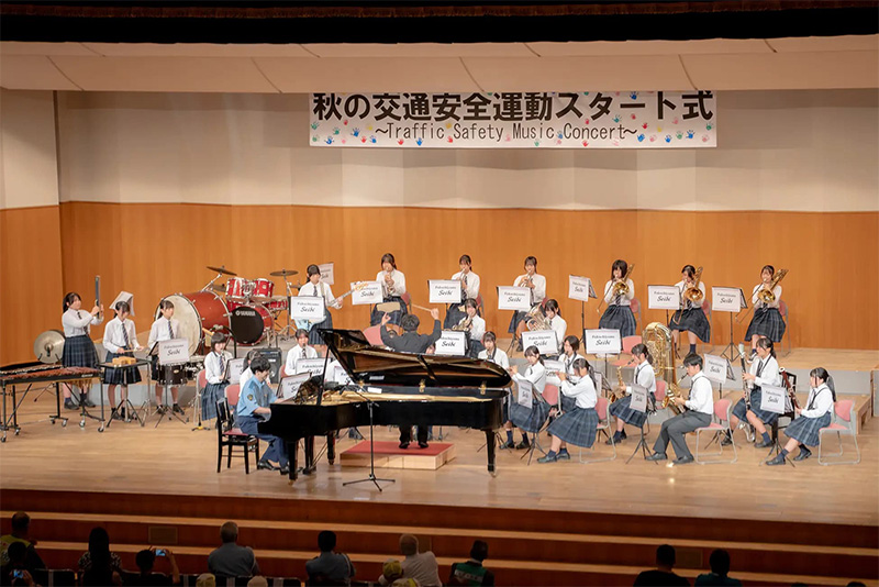 ピアノ演奏中の松村圭祐医師01