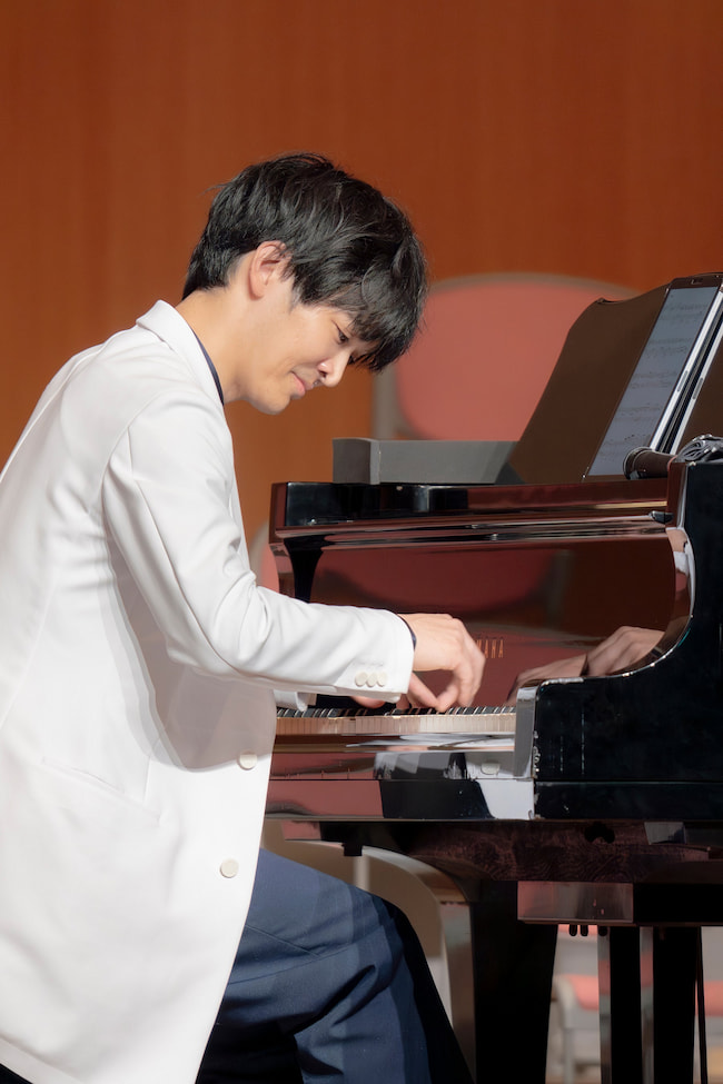 ピアノ演奏中の松村圭祐医師02