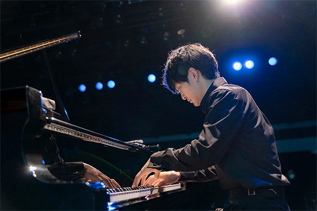 ピアノを演奏するTCB松村医師