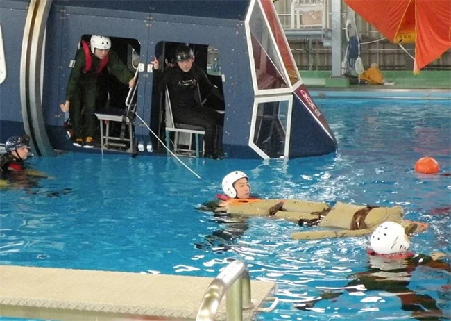 洋上不時着対応訓練の様子