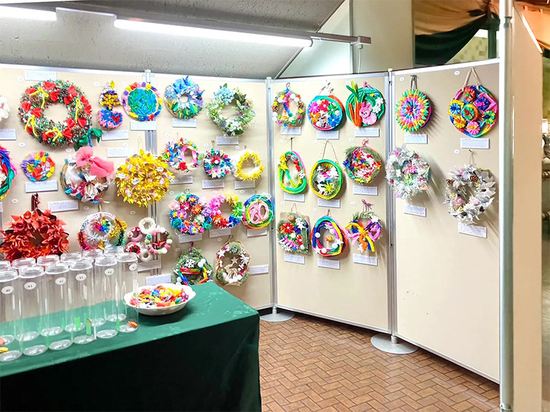 クリスマスリースが展示されている様子