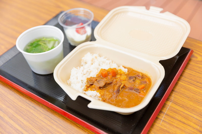子ども食堂で提供した「TCB監修 栄養満点こども牛たんカレーセット」
