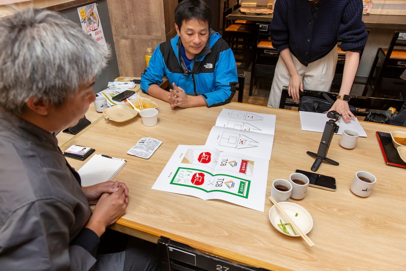 メニューについて話し合う様子