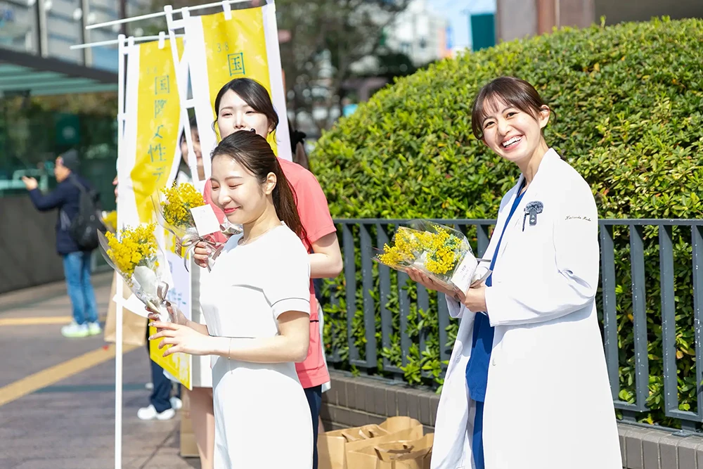 【TCB×福岡】国際女性デーの啓発活動としてミモザ100束を無料配布