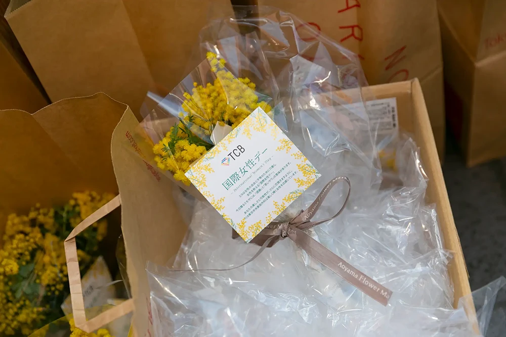 当日に配布したメッセージカード付きのミモザの花束