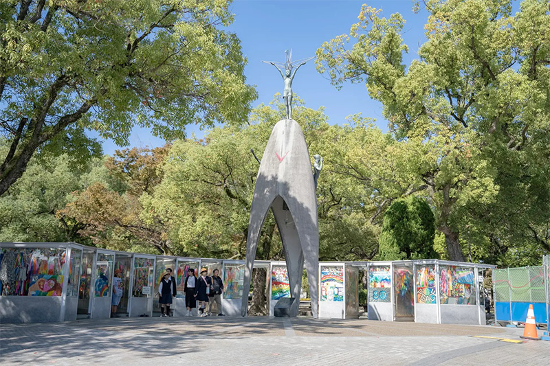 「原爆の子の像」の周りに折り鶴が飾られている様子