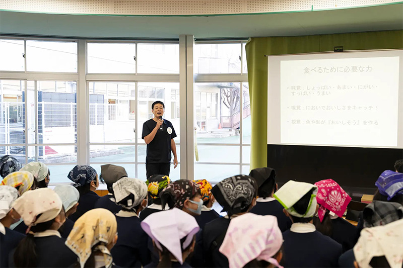 子どもたちへ講義する中園秀樹医師