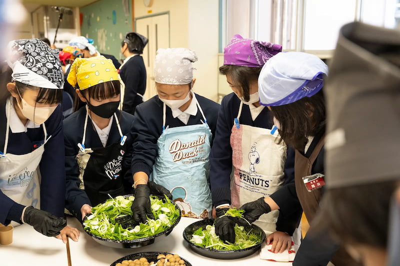 盛り付けをする子どもたち