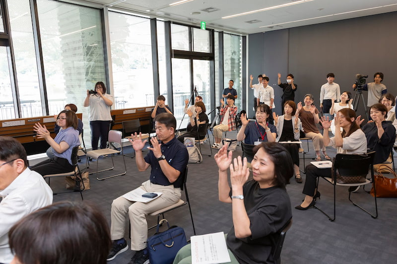 手話で拍手をしている様子