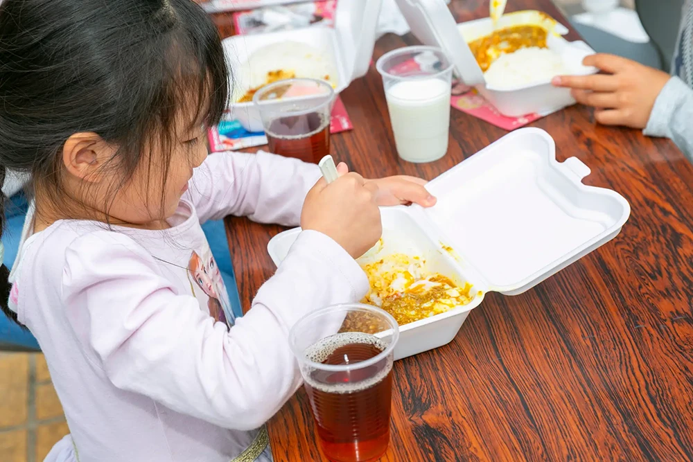 子ども食堂でカレーを食べる子どもの様子