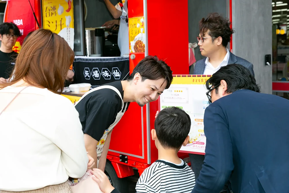 子ども食堂で子どもと話す山本展生医師
