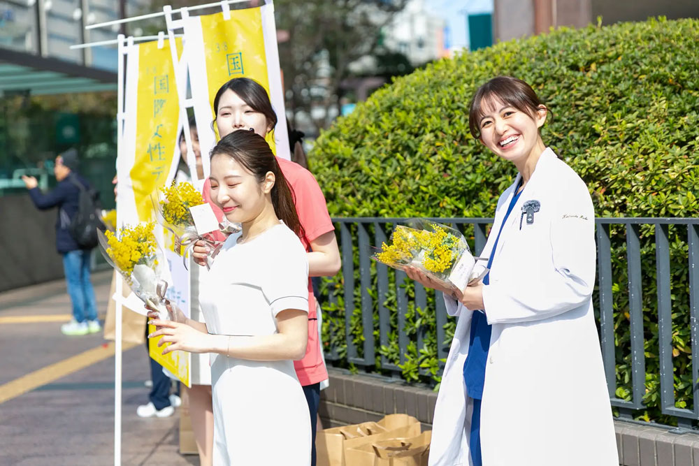 国際女性デーでミモザの花を配布