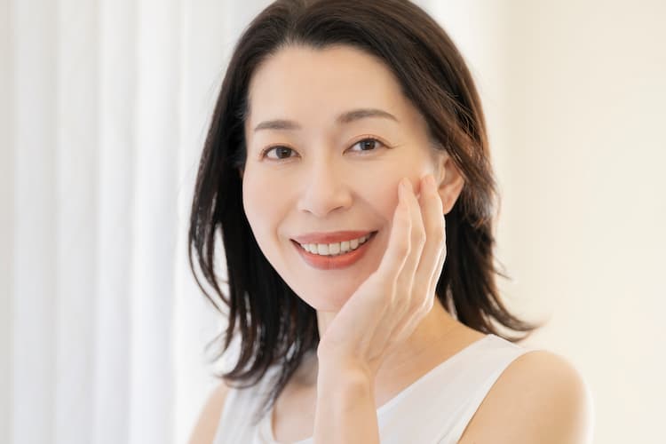 40代でシワがない人の特徴は？シワの改善に効果的な美容医療についてもご紹介