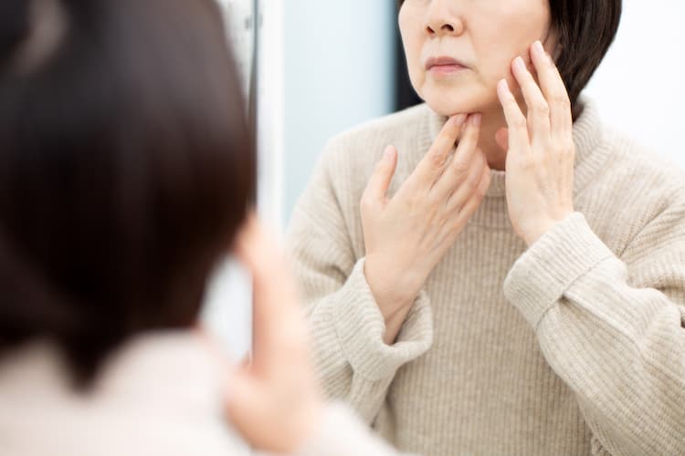 ブルドッグ顔の原因は？セルフケア方法やおすすめの美容医療を紹介