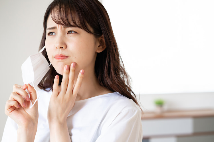 眉間のしわが深い原因は？効果的な治療法やセルフケアなどを紹介