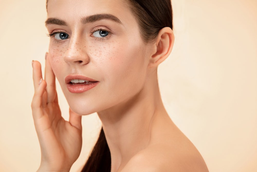そばかすがある人の特徴は？原因や効果的な治療方法などを紹介