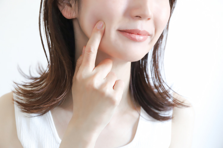 口横のポニョを改善する方法は？原因や治療法について解説