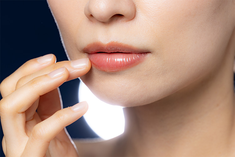唇を厚くする方法は？ヒアルロン酸注射のメリットや注意点について解説